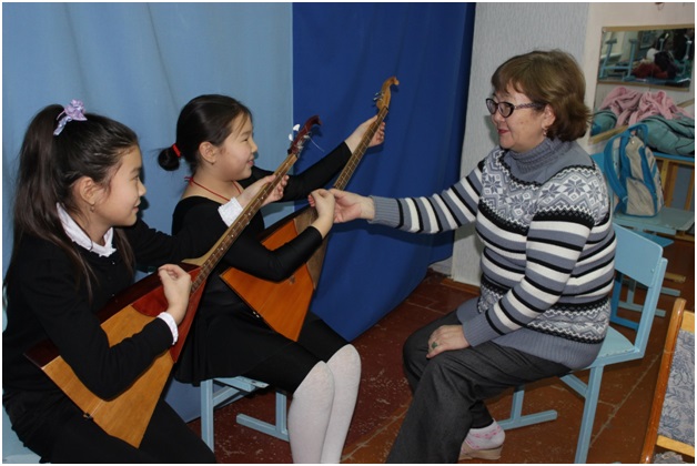 На занятии по изучению национального инструмента – преподаватель Мангутова Валентина Лиджиевна